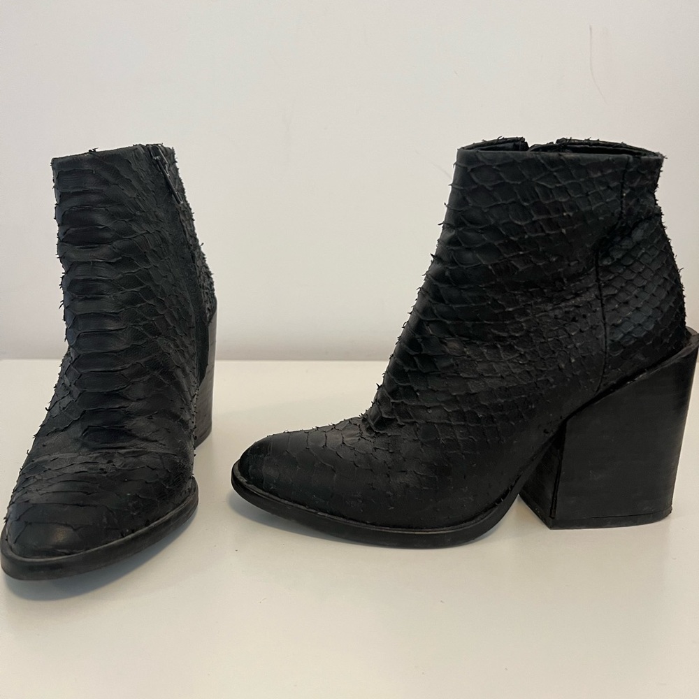 Really leather Zara croc boots